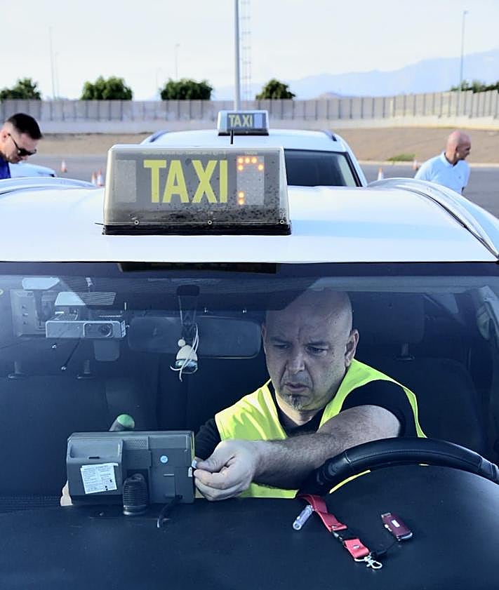 Imagen secundaria 2 - Varios momentos de la jornada de cambio de tarifas del taxi de Las Palmas de Gran Canaria. 