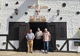 El alcalde de Antigua, Matías Peña, con la familia Matoso.