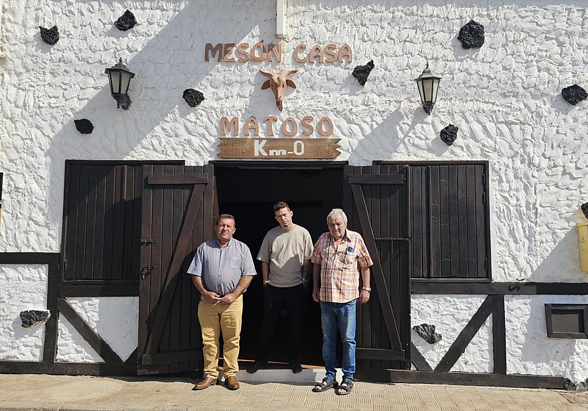El alcalde de Antigua, Matías Peña, con la familia Matoso.