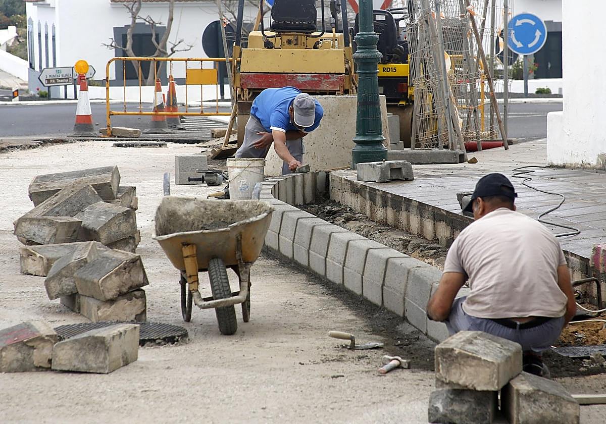 Imagen de trabajadores en una obra de carácter público.