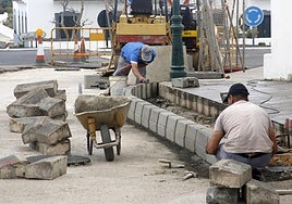 Imagen de trabajadores en una obra de carácter público.
