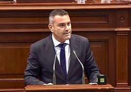 Oswaldo Betancort, en la tribuna del Parlamento de Canarias.