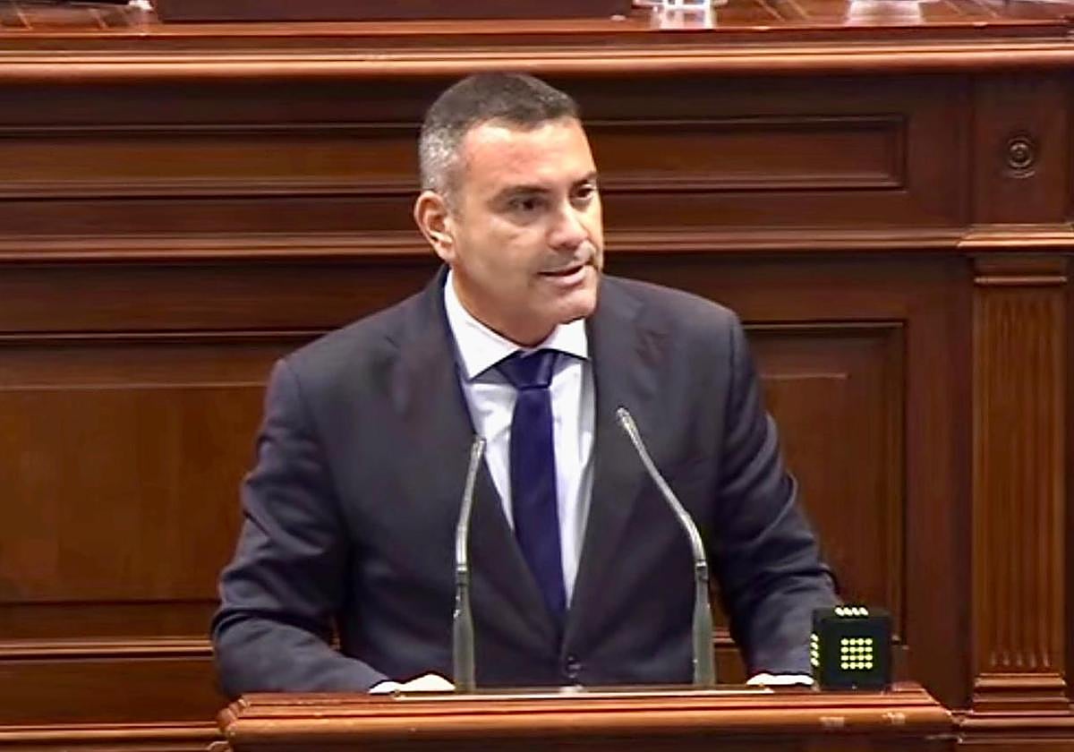 Oswaldo Betancort, en la tribuna del Parlamento de Canarias.
