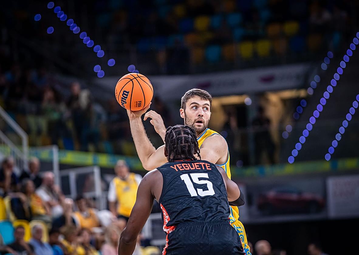 Imagen secundaria 1 - El Gran Canaria olvida las penas en Europa, aunque con un agónico triunfo ante el Le Mans (73-68)