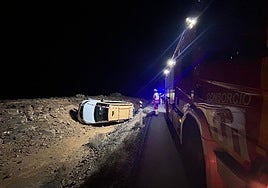 Así quedó el taxi tras salirse de la vía.