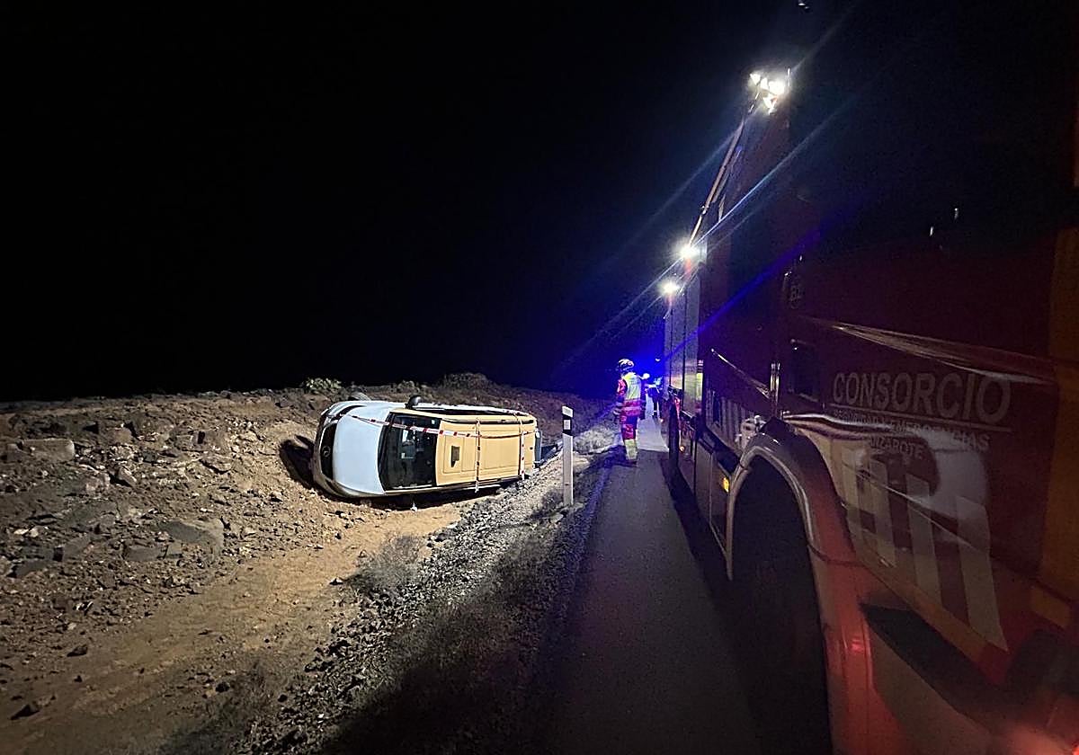 Así quedó el taxi tras salirse de la vía.