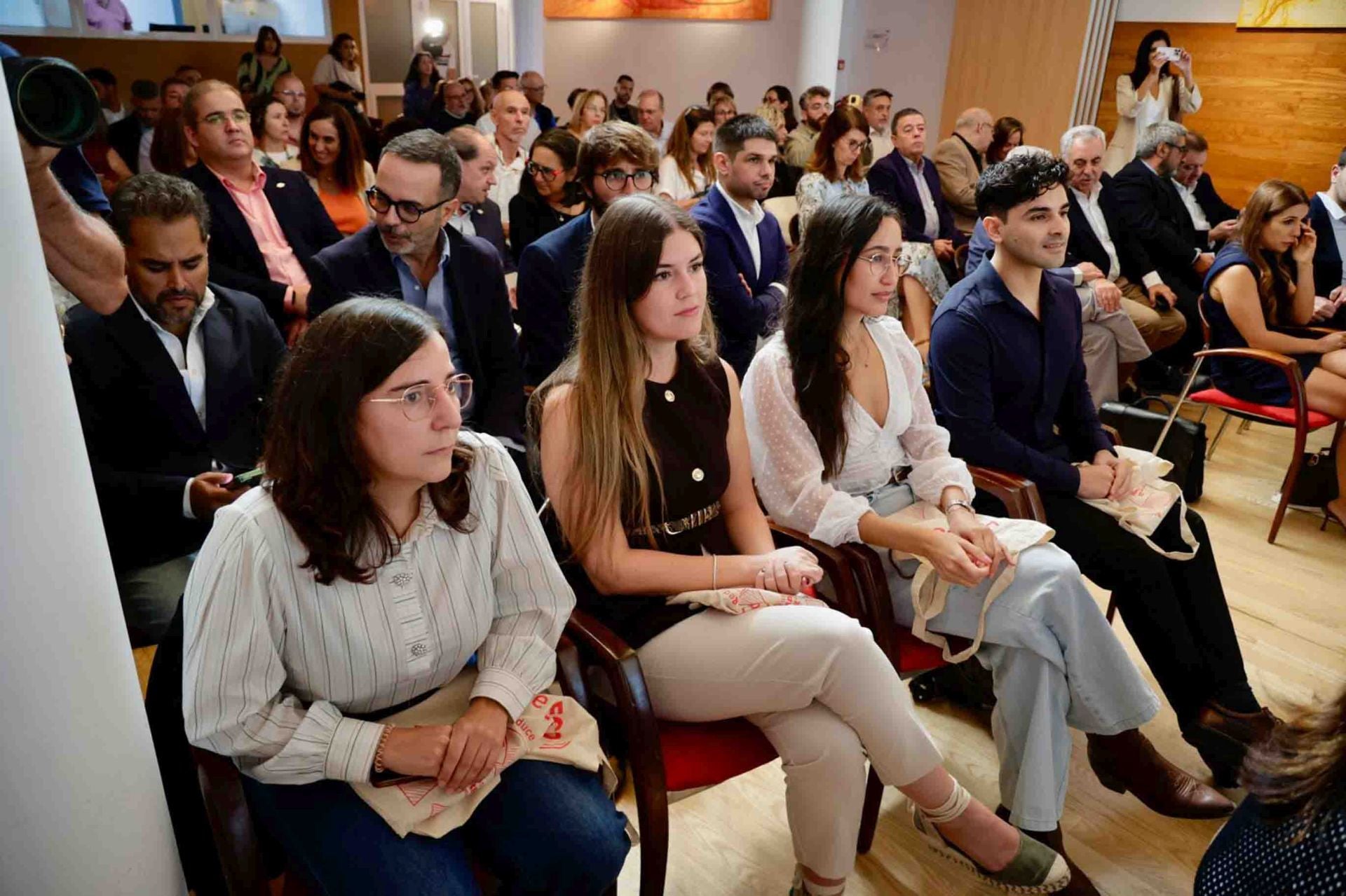 Imágenes del acto de entrega de los premios y becas MIR, de la Fundación Mapfre Canarias 2025