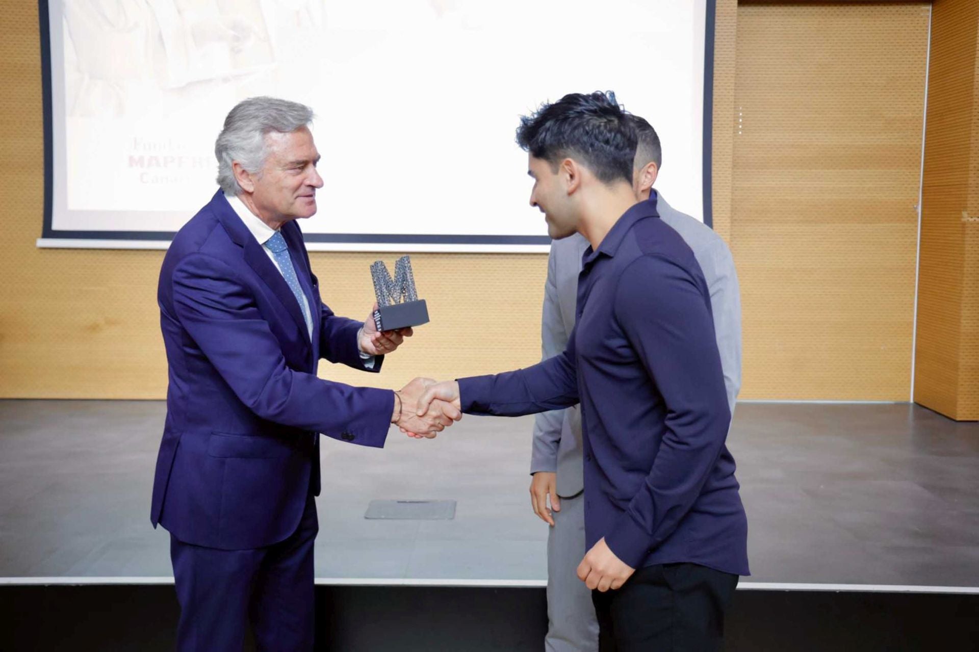 Imágenes del acto de entrega de los premios y becas MIR, de la Fundación Mapfre Canarias 2025