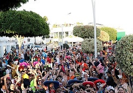 Desfile carnavalero pasado en Puerto del Carmen.