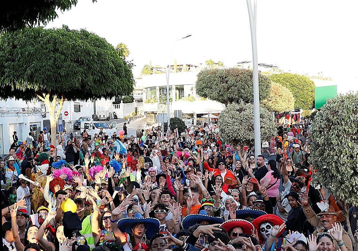 Desfile carnavalero pasado en Puerto del Carmen.