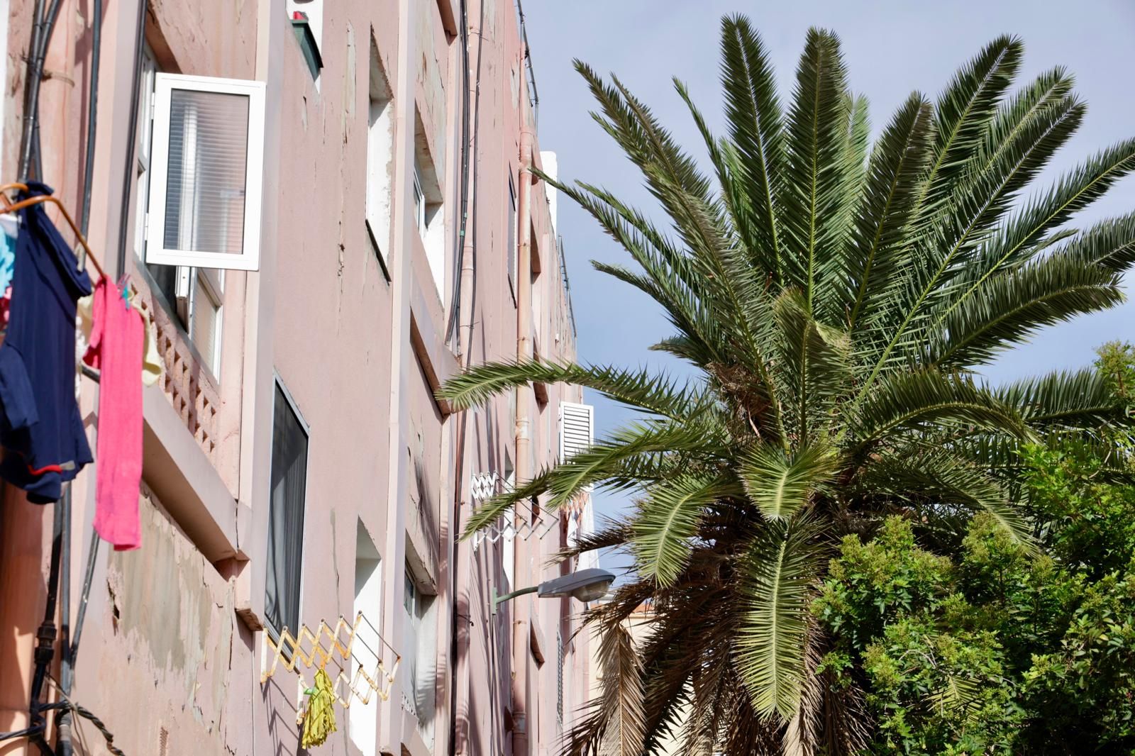 Vecinos de Escaleritas denuncian el mal estado de sus patios interiores