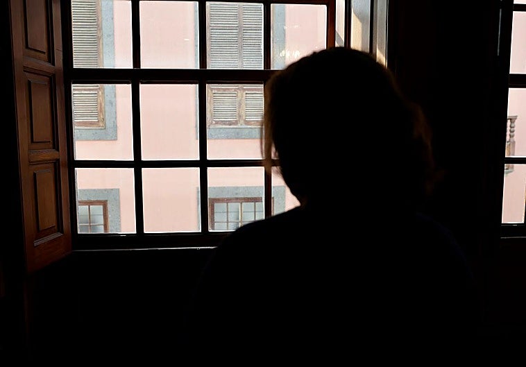 Imagen de espaldas de la presunta víctima por estafa espiritista en Vecindario.