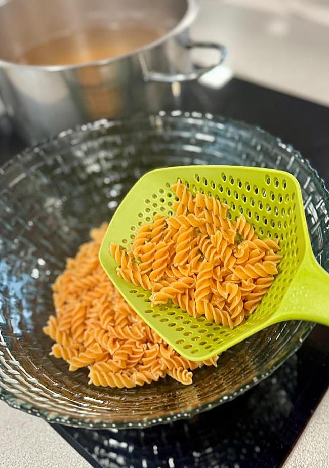 Escurrimos la pasta ligeramente