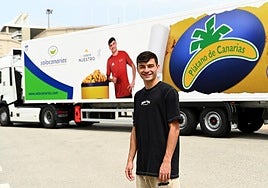 El futbolista del FC Barcelona, Pedri González, junto a unos de los trailers con su imagen.
