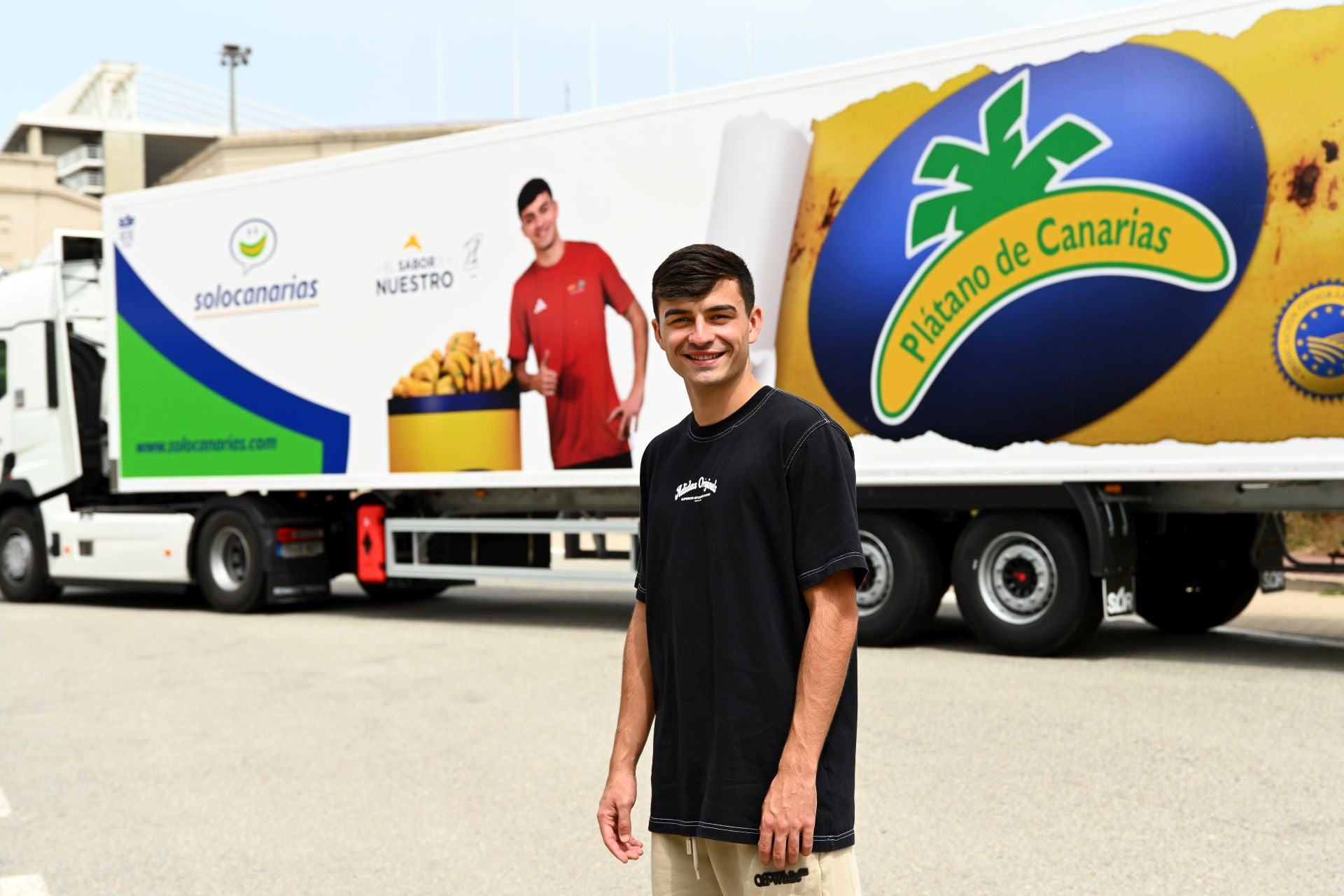 El futbolista del FC Barcelona, Pedri González, junto a unos de los trailers con su imagen.