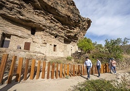El presidente del Cabildo, con sombrero, llegando al yacimiento de RIsco Caído.