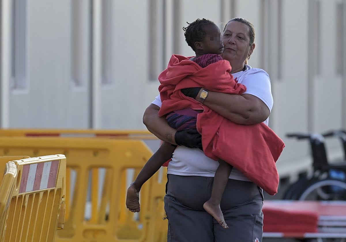 Una cooperante con un menor.