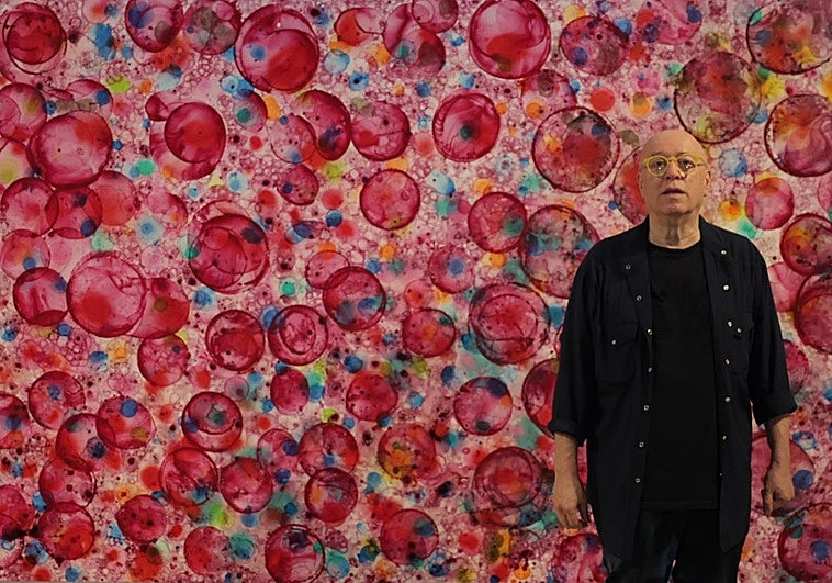 El artista Jiri Dokoupil, delante de 'Cuadro con espuma de cochinilla', realizado a base de cochinilla, jabón y pintura sobre lienzo. 205 x 400cm.