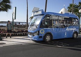 Guagua de Arrecife junto al parque José Ramírez Cerdá.