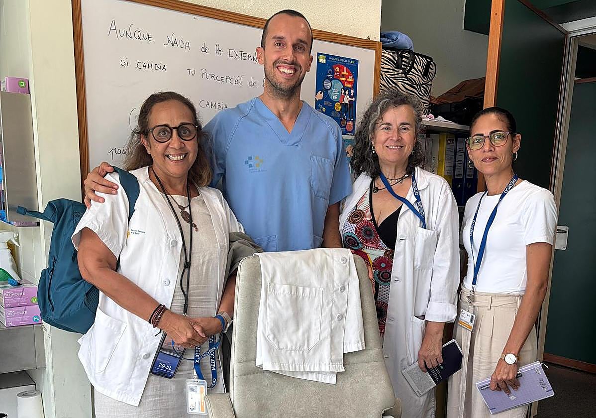 Montserrat González Platas, neuróloga y promotora de esta consulta monográfica sobre el dolor neuropático, junto a los otros profesonales que atienden a los pacientes en el Hospital de Fuerteventura.