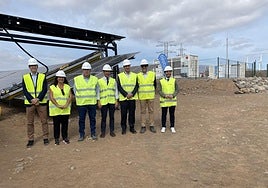 Foto de familia tras la inauguración de la planta solar de El Matorral.