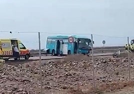 Imagen de la guagua accidentada en la GC-500.