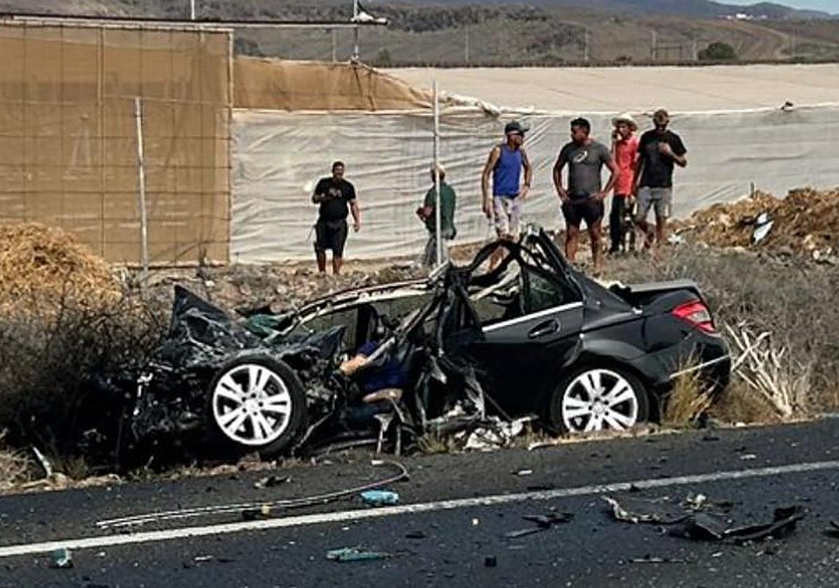 Imagen principal - Muere una persona en un accidente entre un coche y una guagua en la GC-500, a la altura de Juan Grande