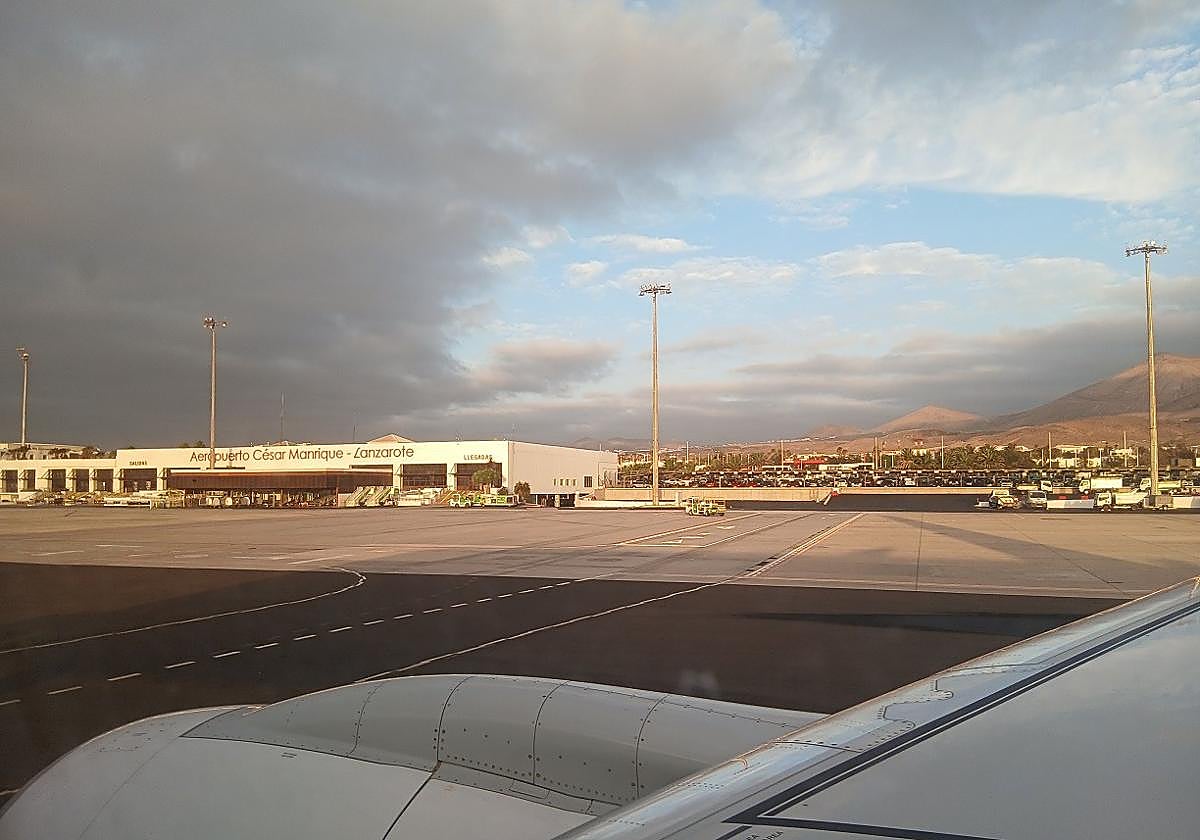 Aeropuerto de Lanzarote César Manrique. a bordo de un aeroplano.