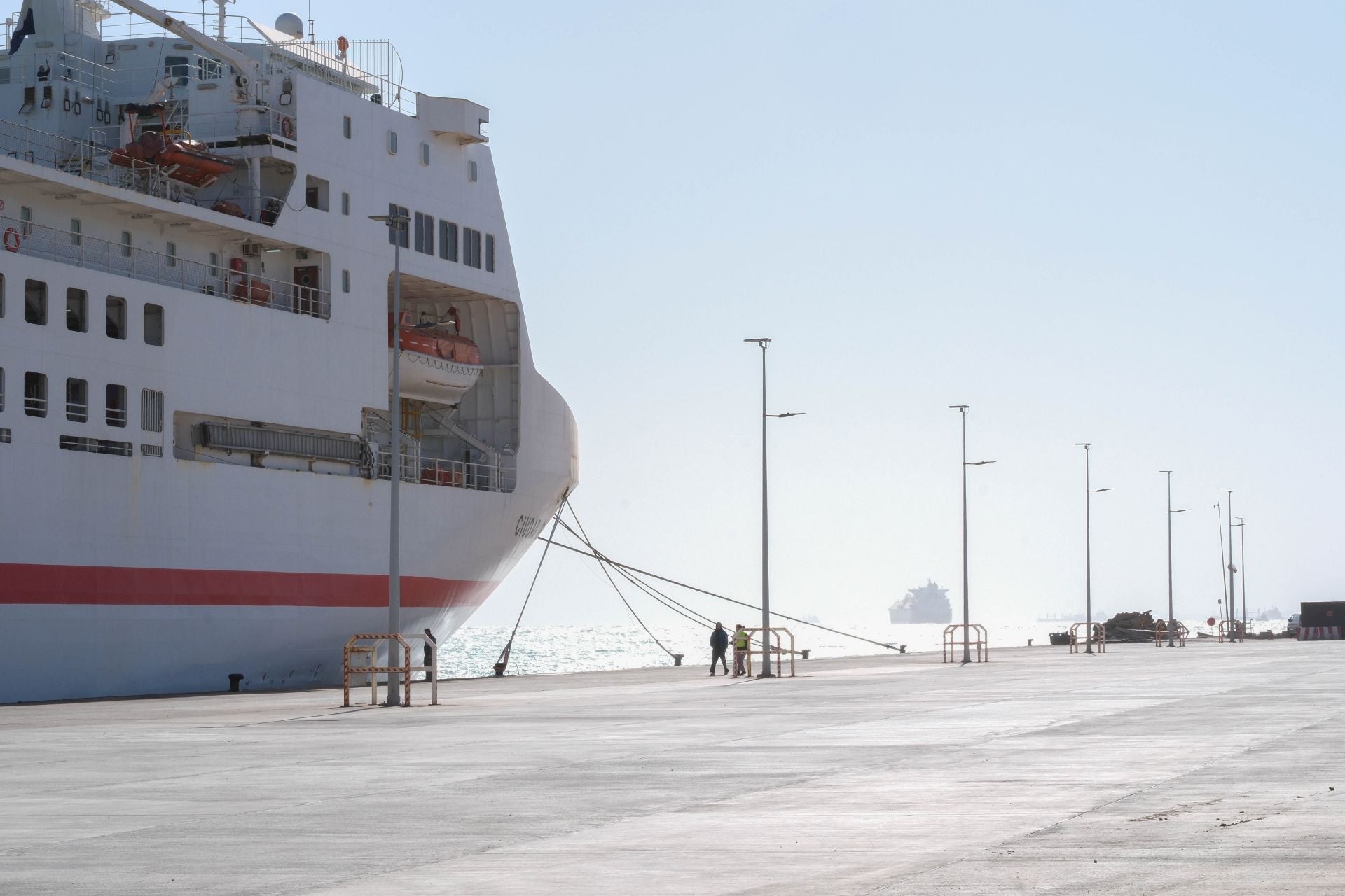 Trabajadores junto a buque de Naviera Armas.