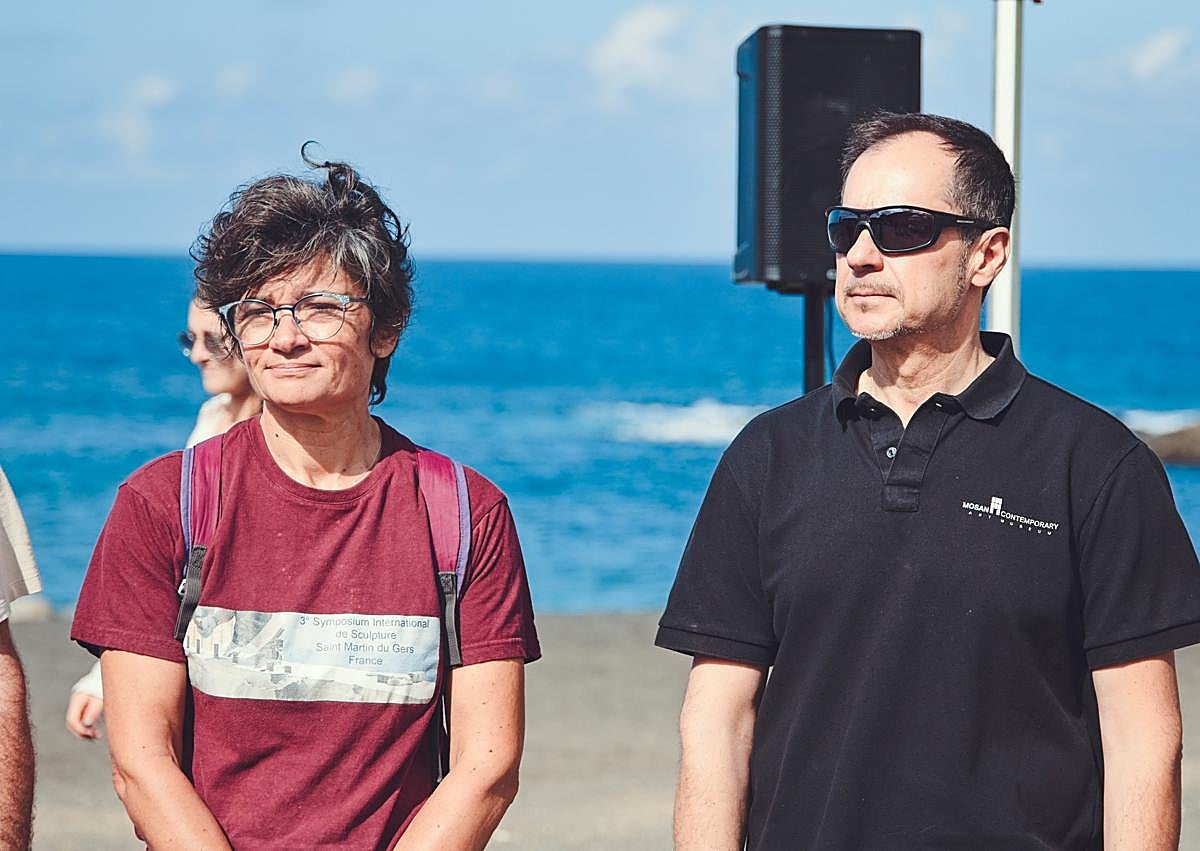 Imagen secundaria 1 - Cuatro de los escultores que elaborarán sus piezas a la vista de turistas y vecinos.