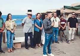El alcalde Alejandro Jorge, los artistas y concejales, en la presentación del simposio en Ajuy.