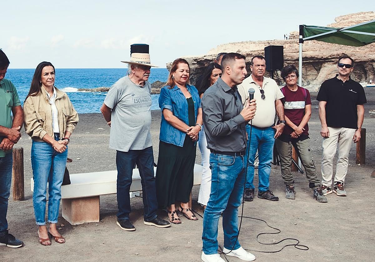 El alcalde Alejandro Jorge, los artistas y concejales, en la presentación del simposio en Ajuy.