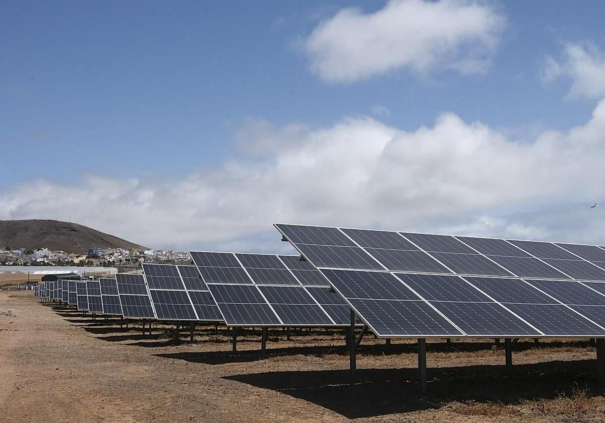 Imagen de un parque fotovoltaico en Gran Canaria.