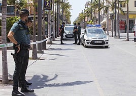 Foto de archivo de guardias civiles en la Avenida de Canarias, en Vecindario.