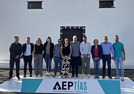 Presentación en sociedad hecha en la plaza de la ermita de San Antonio.