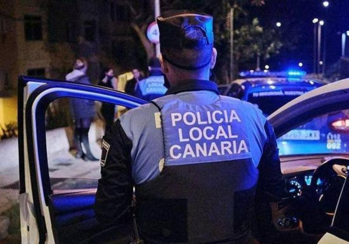 Foto de archivo de un agente de Policía Local Canaria.