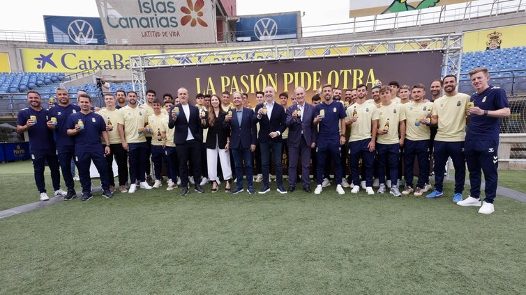Imagen del equipo y directivos de la UD Las Palmas en la presentación de la Pío Pío.