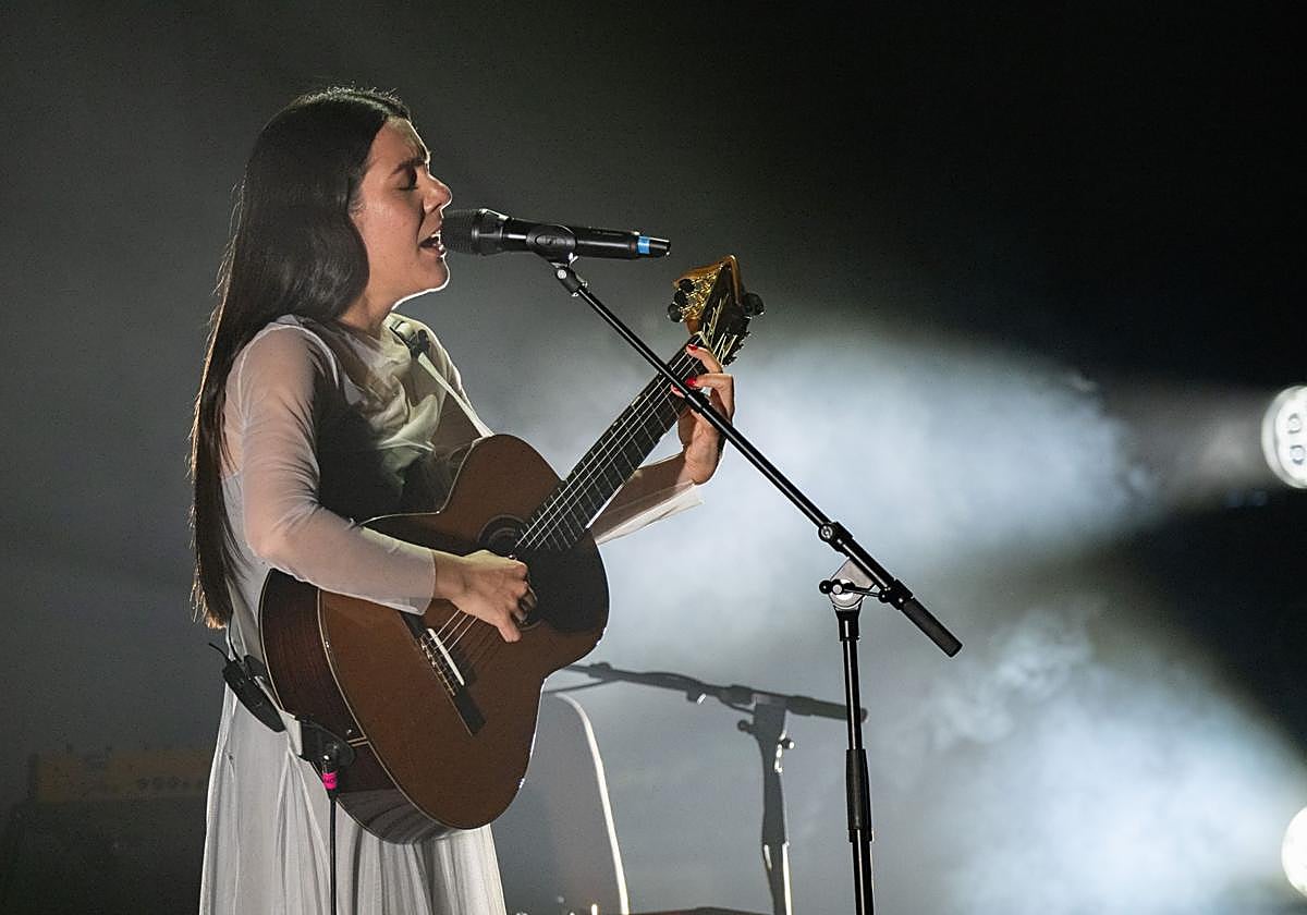 La cantautora canaria Valeria Castro durante un concierto en el Palacio de Formación y Congresos de Fuerteventura.