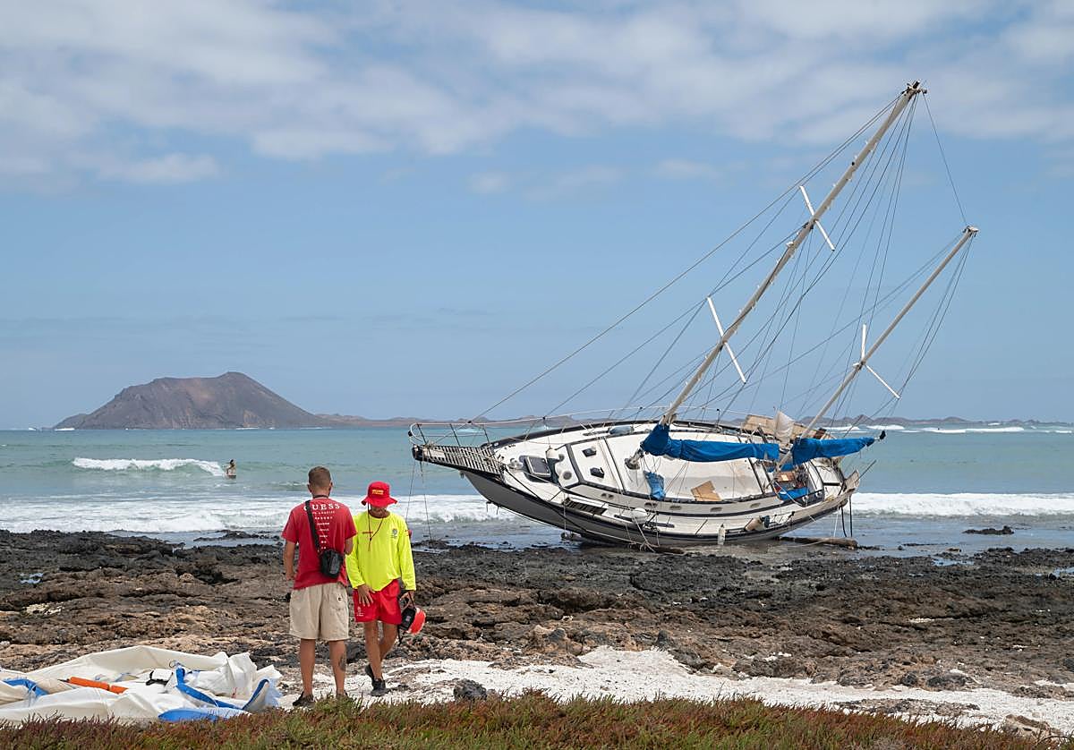 Velero encallado el pasado 26 de agosto de 2025 frente a Lobos, en la playa del Medio, en Corralejo, y retirado el 26 de septiembre.