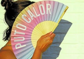 El abanico es el principal aliado de las mujeres que atraviesan por este periodo de la vida.