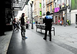 Un agente de la Policía Local de Las Palmas de Gran Canaria atiende a un ciudadano en Triana, en una imagen de archivo sin relación con la noticia.