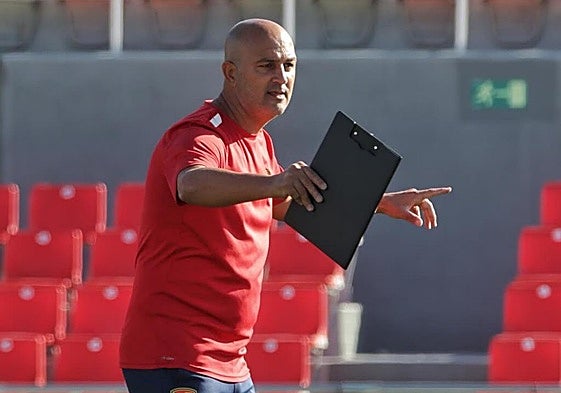 Chus Trujillo confía en sacar «todo el potencial» que atesora la plantilla aruquense.