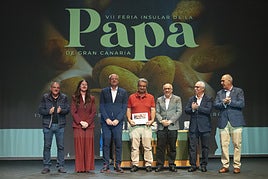 Autoridades junto al agricultor que ganó el premio a la papa de mayor peso de 2025.