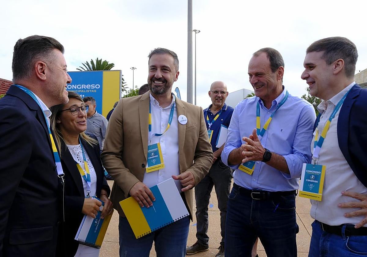Juan Antonio Peña (centro) en la inauguración del primer congreso de Municipalistas Primero Canarias.