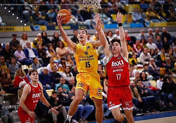Samar penetra a canasta, en el último encuentro entre el Dreamland Gran Canaria y el Baxi Manresa. El equipo amarillo vuelve a visitar territorio comanche.
