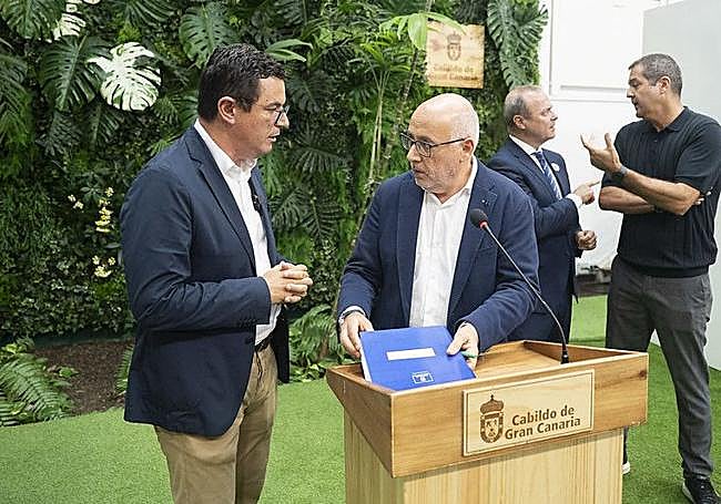 Morales charlando con el consejero regional de Obras Públicas, Pablo Rodríguez.