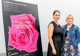 Isabel Costes y Guacimara Medina presentaron el Simposio este viernes.