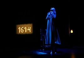 Sobre 1614 comienza la historia, una fecha que cobra vida en escena, donde cobra una gran importancia el juego de luces y sombras.