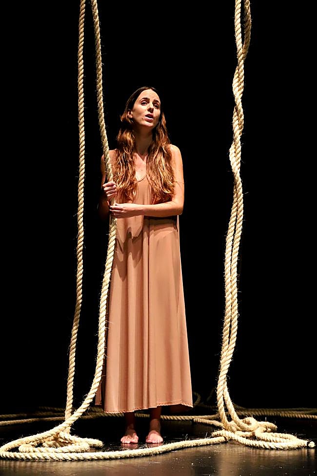 Doce cuerdas de doce metros de largo representan los doce años que Francisca de Pedraza estuvo batallando para ser poder alejarse del maltratador. Esas cuerdas son una casa, una cárcel, pero también un escape.