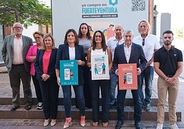 Las consejeras Lolina Negrín y Nuria Cabrera, entre otros, en la presentación de la cuarta edición del bono consumo.